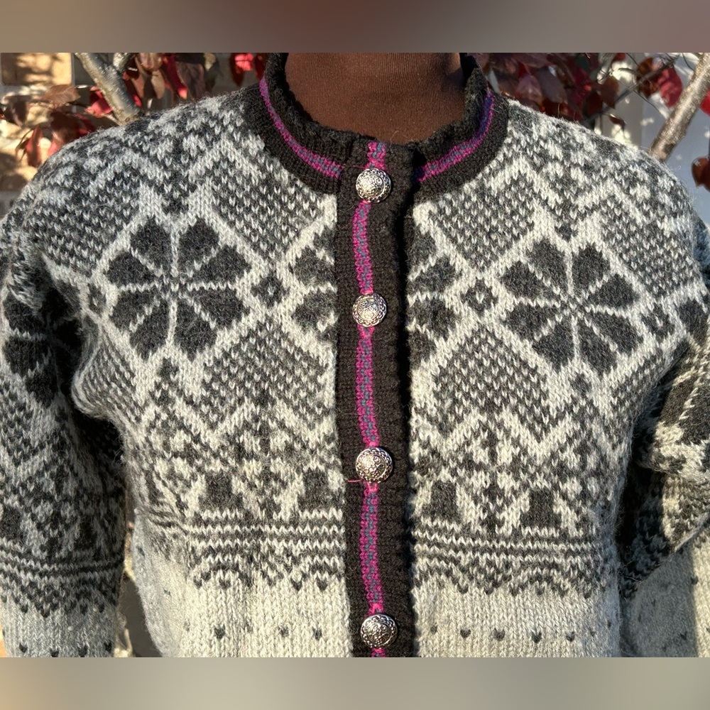 AMANA WOOLEN MILL sM 💯wool cardi Likely vintage-slightly cropped-love the purple